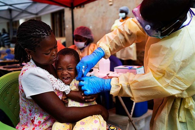Ein Kind wird in Beni gegen Ebola geimpft.   | Foto: Jerome Delay (dpa)