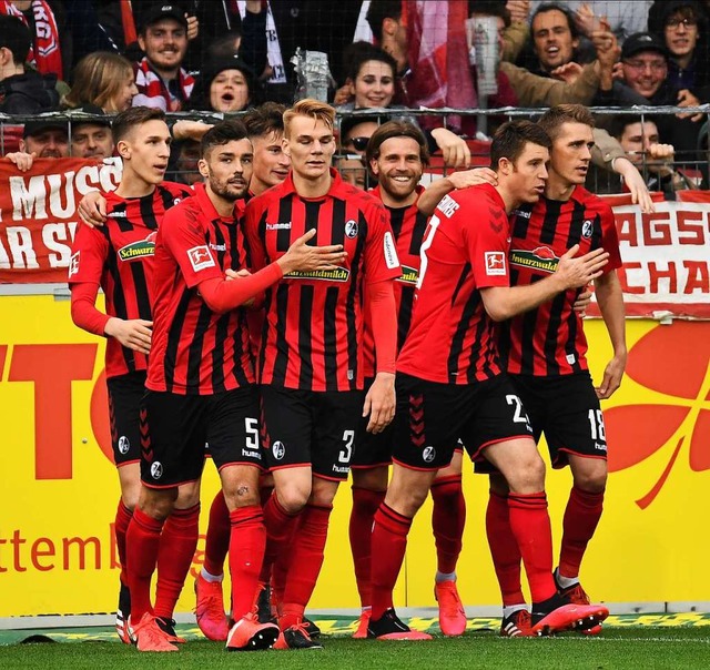 Die Freiburger Spieler bejubeln einen Treffer.  | Foto: Achim Keller