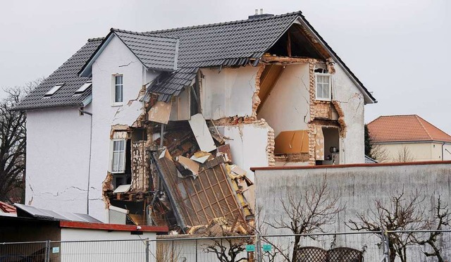 Nach einer Explosion ist ein Haus im b...f (Kreis Oberhavel) einsturzgefhrdet.  | Foto: Paul Zinken (dpa)