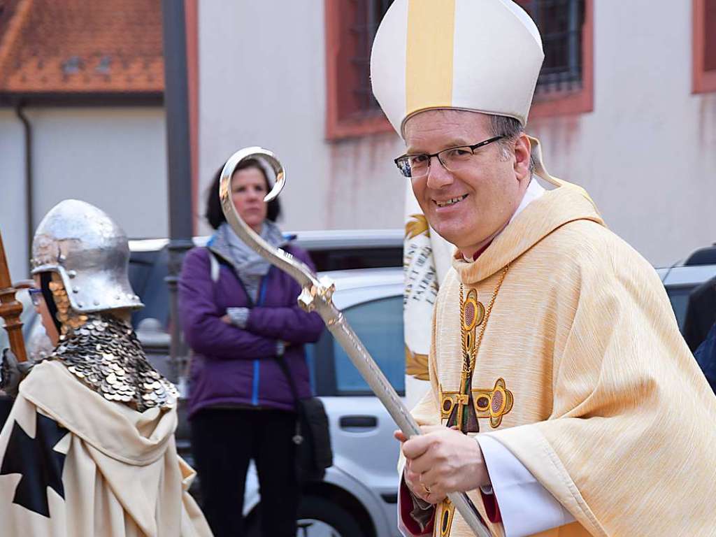 Bad Sckingen feierte am Sonntag das Fest ihres Stadtpatrons, des heiligen Fridolin, mit einem feierlichen Pontifikalamt im Fridolinsmnster mit Weihbischof Christian Wrtz und der traditionellen Fridolinsprozession durch die Altstadt.