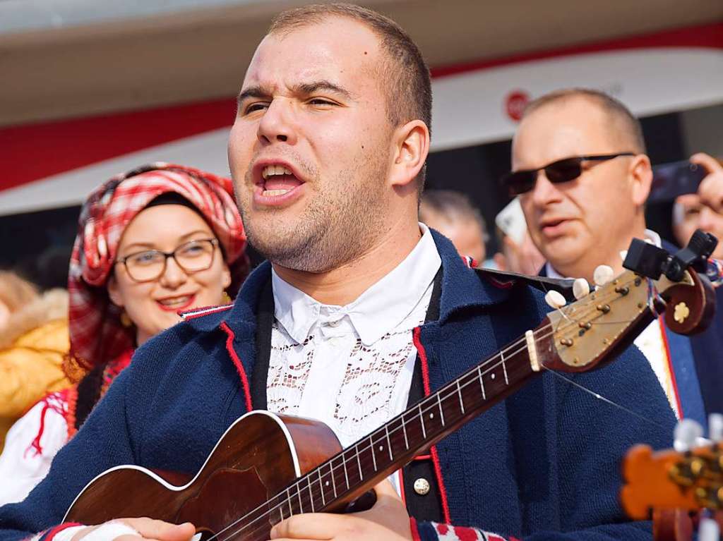 Bad Sckingen feierte am Sonntag das Fest ihres Stadtpatrons, des heiligen Fridolin, mit einem feierlichen Pontifikalamt im Fridolinsmnster mit Weihbischof Christian Wrtz und der traditionellen Fridolinsprozession durch die Altstadt.