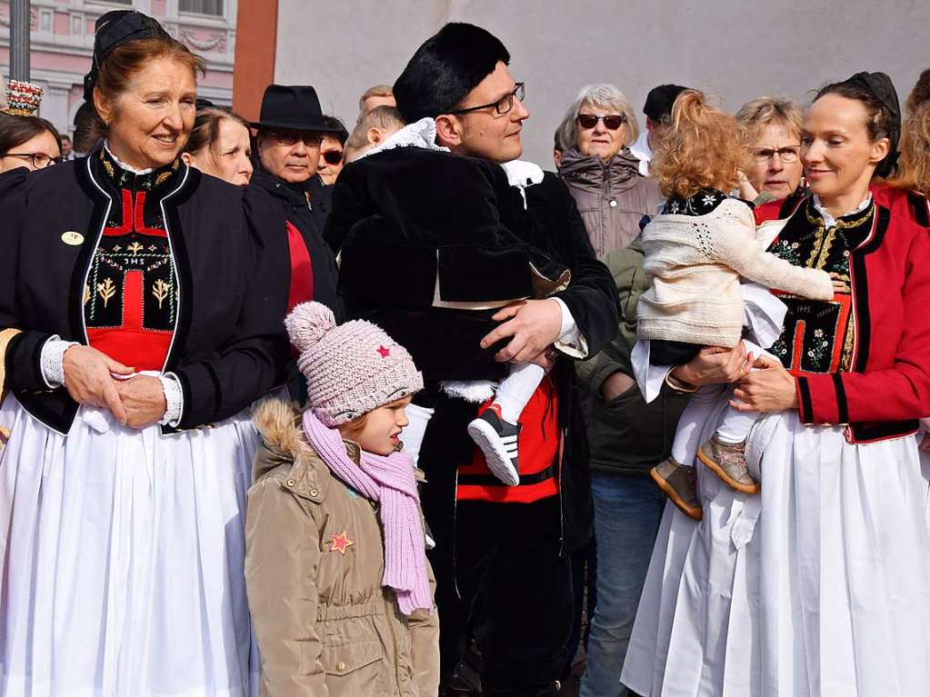 Bad Sckingen feierte am Sonntag das Fest ihres Stadtpatrons, des heiligen Fridolin, mit einem feierlichen Pontifikalamt im Fridolinsmnster mit Weihbischof Christian Wrtz und der traditionellen Fridolinsprozession durch die Altstadt.