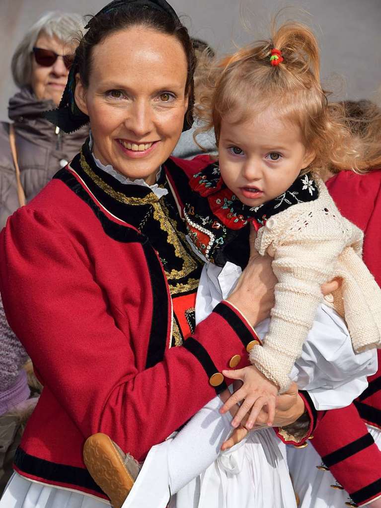 Bad Sckingen feierte am Sonntag das Fest ihres Stadtpatrons, des heiligen Fridolin, mit einem feierlichen Pontifikalamt im Fridolinsmnster mit Weihbischof Christian Wrtz und der traditionellen Fridolinsprozession durch die Altstadt.