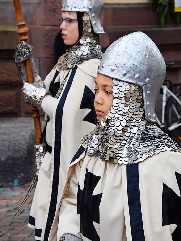 Bad Sckingen feierte am Sonntag das Fest ihres Stadtpatrons, des heiligen Fridolin, mit einem feierlichen Pontifikalamt im Fridolinsmnster mit Weihbischof Christian Wrtz und der traditionellen Fridolinsprozession durch die Altstadt.