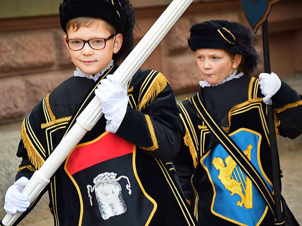 Bad Sckingen feierte am Sonntag das Fest ihres Stadtpatrons, des heiligen Fridolin, mit einem feierlichen Pontifikalamt im Fridolinsmnster mit Weihbischof Christian Wrtz und der traditionellen Fridolinsprozession durch die Altstadt.