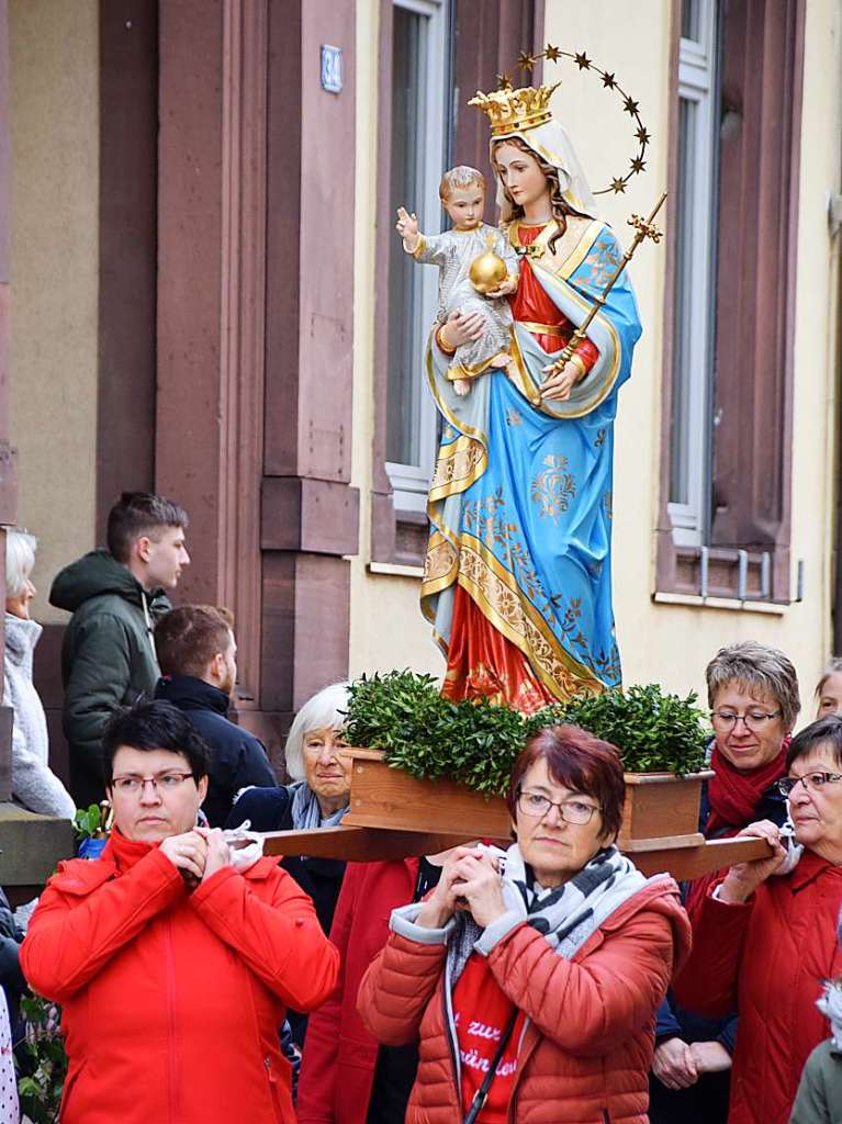 Bad Sckingen feierte am Sonntag das Fest ihres Stadtpatrons, des heiligen Fridolin, mit einem feierlichen Pontifikalamt im Fridolinsmnster mit Weihbischof Christian Wrtz und der traditionellen Fridolinsprozession durch die Altstadt.