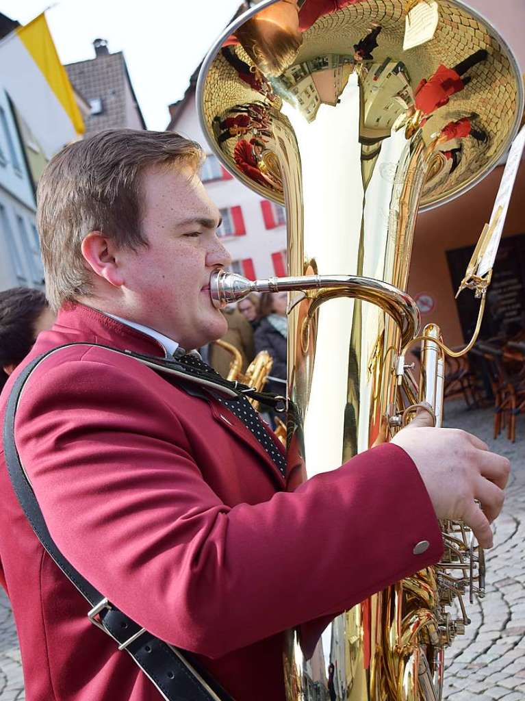 Bad Sckingen feierte am Sonntag das Fest ihres Stadtpatrons, des heiligen Fridolin, mit einem feierlichen Pontifikalamt im Fridolinsmnster mit Weihbischof Christian Wrtz und der traditionellen Fridolinsprozession durch die Altstadt.