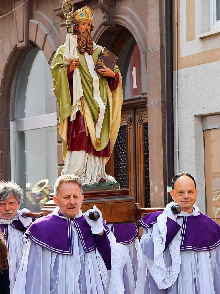 Bad Sckingen feierte am Sonntag das Fest ihres Stadtpatrons, des heiligen Fridolin, mit einem feierlichen Pontifikalamt im Fridolinsmnster mit Weihbischof Christian Wrtz und der traditionellen Fridolinsprozession durch die Altstadt.