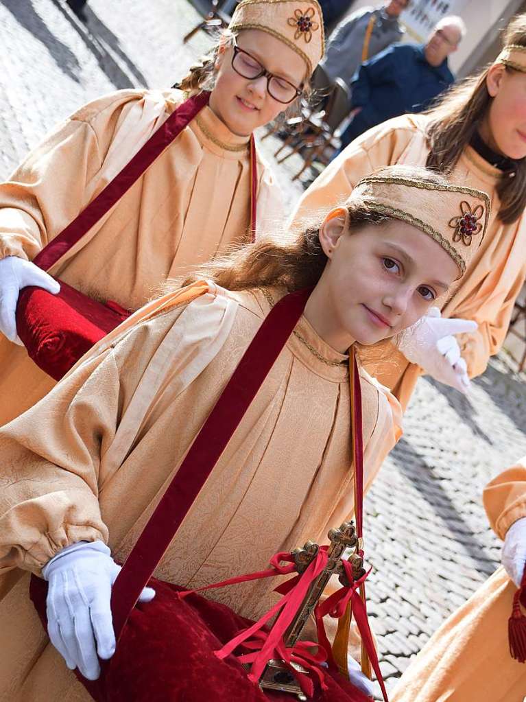 Bad Sckingen feierte am Sonntag das Fest ihres Stadtpatrons, des heiligen Fridolin, mit einem feierlichen Pontifikalamt im Fridolinsmnster mit Weihbischof Christian Wrtz und der traditionellen Fridolinsprozession durch die Altstadt.