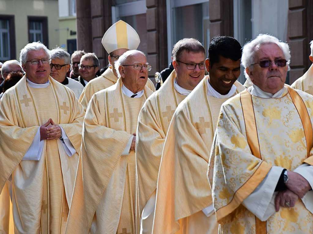 Bad Sckingen feierte am Sonntag das Fest ihres Stadtpatrons, des heiligen Fridolin, mit einem feierlichen Pontifikalamt im Fridolinsmnster mit Weihbischof Christian Wrtz und der traditionellen Fridolinsprozession durch die Altstadt.