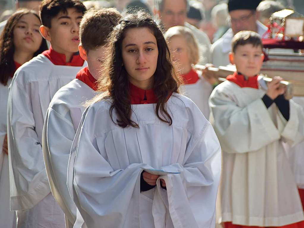 Bad Sckingen feierte am Sonntag das Fest ihres Stadtpatrons, des heiligen Fridolin, mit einem feierlichen Pontifikalamt im Fridolinsmnster mit Weihbischof Christian Wrtz und der traditionellen Fridolinsprozession durch die Altstadt.