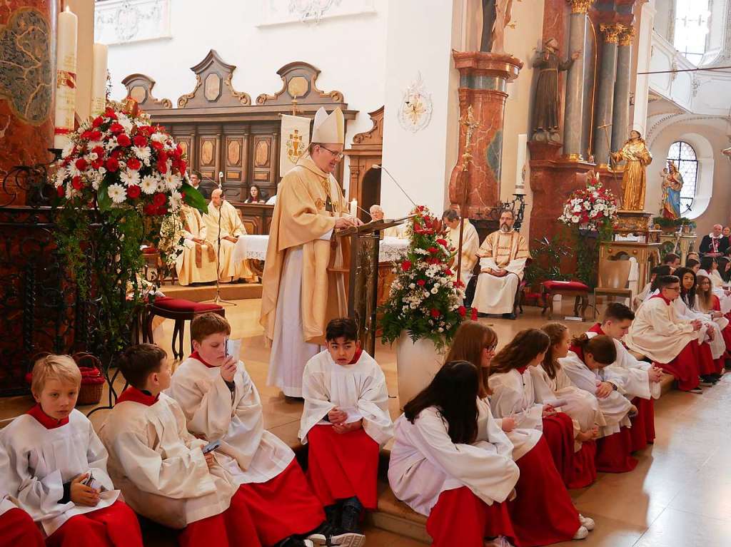 Bad Sckingen feierte am Sonntag das Fest ihres Stadtpatrons, des heiligen Fridolin, mit einem feierlichen Pontifikalamt im Fridolinsmnster mit Weihbischof Christian Wrtz und der traditionellen Fridolinsprozession durch die Altstadt.