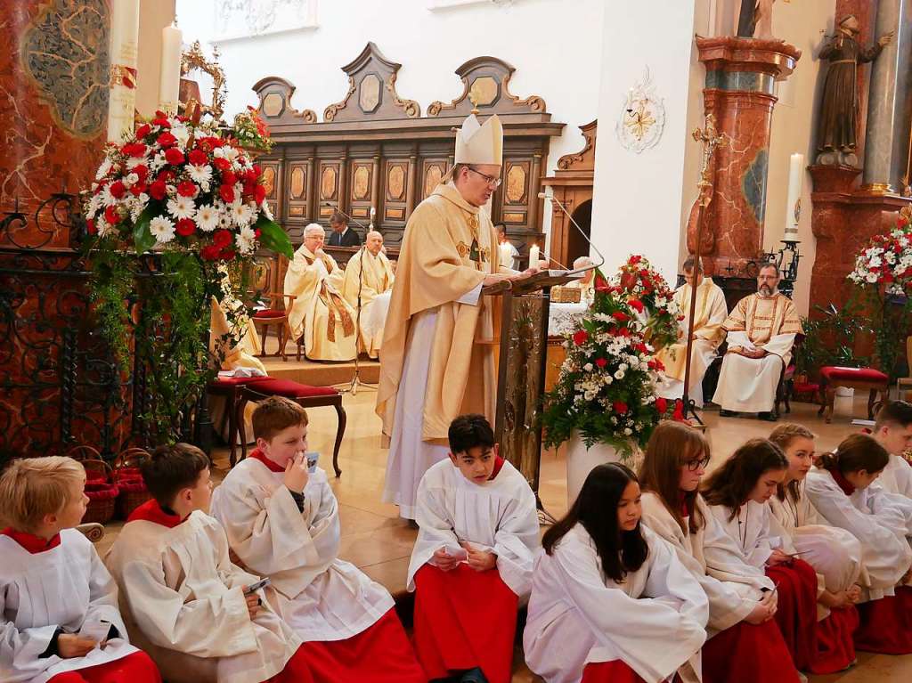 Bad Sckingen feierte am Sonntag das Fest ihres Stadtpatrons, des heiligen Fridolin, mit einem feierlichen Pontifikalamt im Fridolinsmnster mit Weihbischof Christian Wrtz und der traditionellen Fridolinsprozession durch die Altstadt.