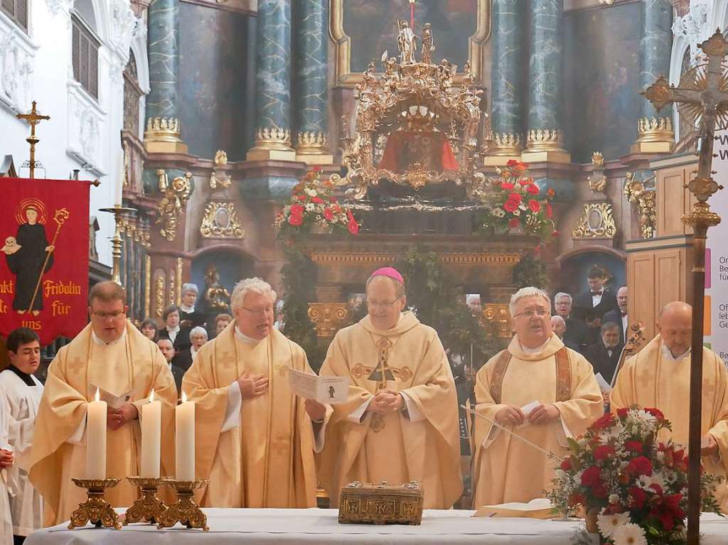 Bad Sckingen feierte am Sonntag das Fest ihres Stadtpatrons, des heiligen Fridolin, mit einem feierlichen Pontifikalamt im Fridolinsmnster mit Weihbischof Christian Wrtz und der traditionellen Fridolinsprozession durch die Altstadt.