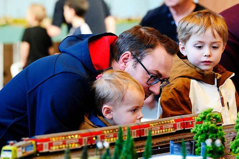 Die Modellbahnausstellung im Bad Krozinger Kurhaus begeisterte am Wochenende erneut die Gäste. Im Kursaal und davor waren die zauberhaften und vielgestaltigen Modellbahnlandschaften aufgebaut und lockten viele Besucher. (Foto: Bernhard Seitz) Die Modellbahnausstellung im Bad Krozinger Kurhaus begeisterte am Wochenende erneut die Gäste. Im Kursaal und davor waren die zauberhaften und vielgestaltigen Modellbahnlandschaften aufgebaut und lockten viele Besucher. (Foto: Bernhard Seitz)