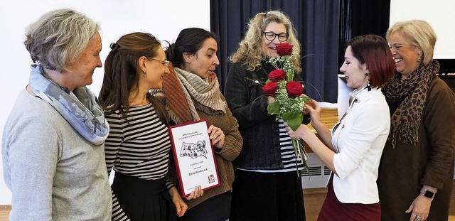 SPD-Frauenpreis fr den Kenzinger Vere...teilte Rosen an die Preistrgerinnen.   | Foto: Michael Haberer