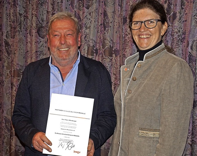 32 Jahre war Peter Offenburger in der ...aiffeisen-Schulze-Delitzsch-Medaille.   | Foto: Ilona Huege