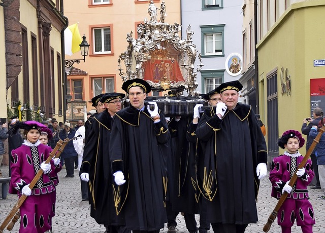 Die Hauptperson: Der Schrein mit den R...heiligen Fridolin stand im Mittelpunkt  | Foto: Hildegard Siebold