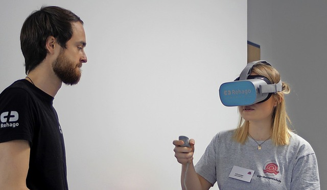Mit dem Virtual Reality Training knne...r Gesundheitsberufe in Bad Sckingen.   | Foto: Vanessa Dai
