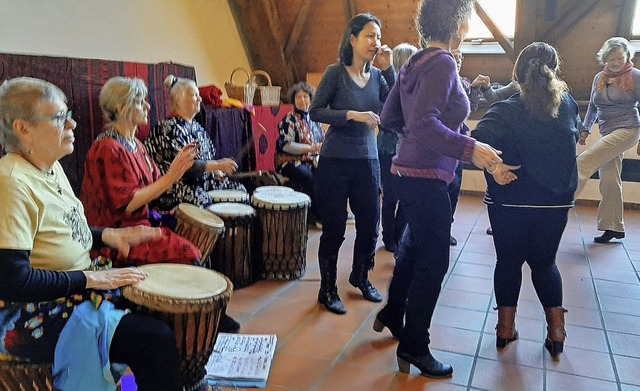 Zu den Rhythmen der Trommeln drehten sich die Frauen im Tanz.  | Foto: Ingrid Jennert