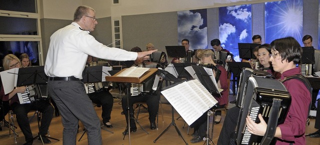 Dirigent Dieter Lau hatte seine Musike...e anspruchsvollen Aufgaben vorbereitet  | Foto: Regine Ounas-Krusel