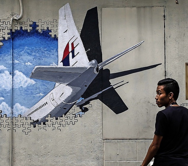Dieses Bild in Malaysia erinnert an MH370  | Foto: FAZRY ISMAIL (dpa)