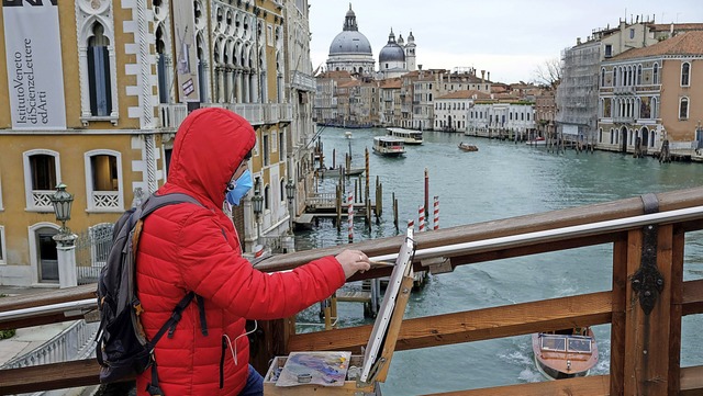 Tristesse in Venedig: Ein Knstler mal... Stadt befindet sich in der Sperrzone.  | Foto: ANDREA PATTARO (AFP)