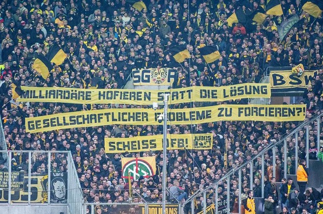 Dortmunds Fans zeigen vor dem Spiel Ba...FB! und einem DFB-Logo im Fadenkreuz.  | Foto: Bernd Thissen (dpa)