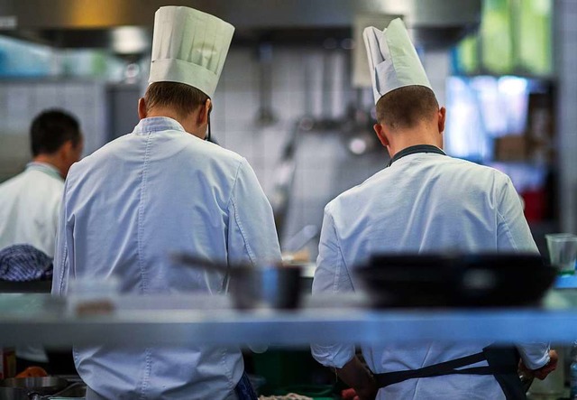 Nicht in jedem Restaurant steht ein au... auch ungelernte Kche die Speisen zu.  | Foto: Jens Bttner