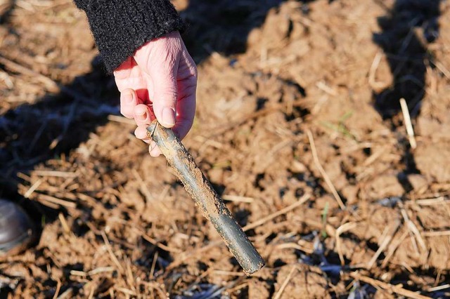 Dieses zerhckselte Rohr hat die Spaziergngerin auf einem Feld gefunden.  | Foto: Jannik Jrgens