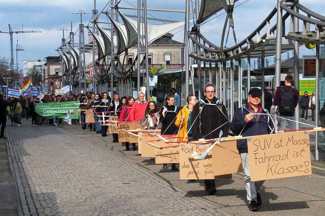 Die Demo startet am ZOB, &#8222;Gehzeu... Auto mit nur einem Insassen bentigt.  | Foto: Susanne Kerkovius