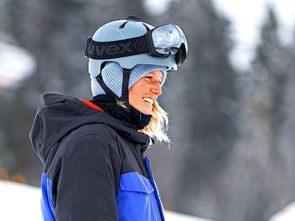 Interessierte Blicke zogen die Skifahrer in ihrer historischen Kluft auf sich.