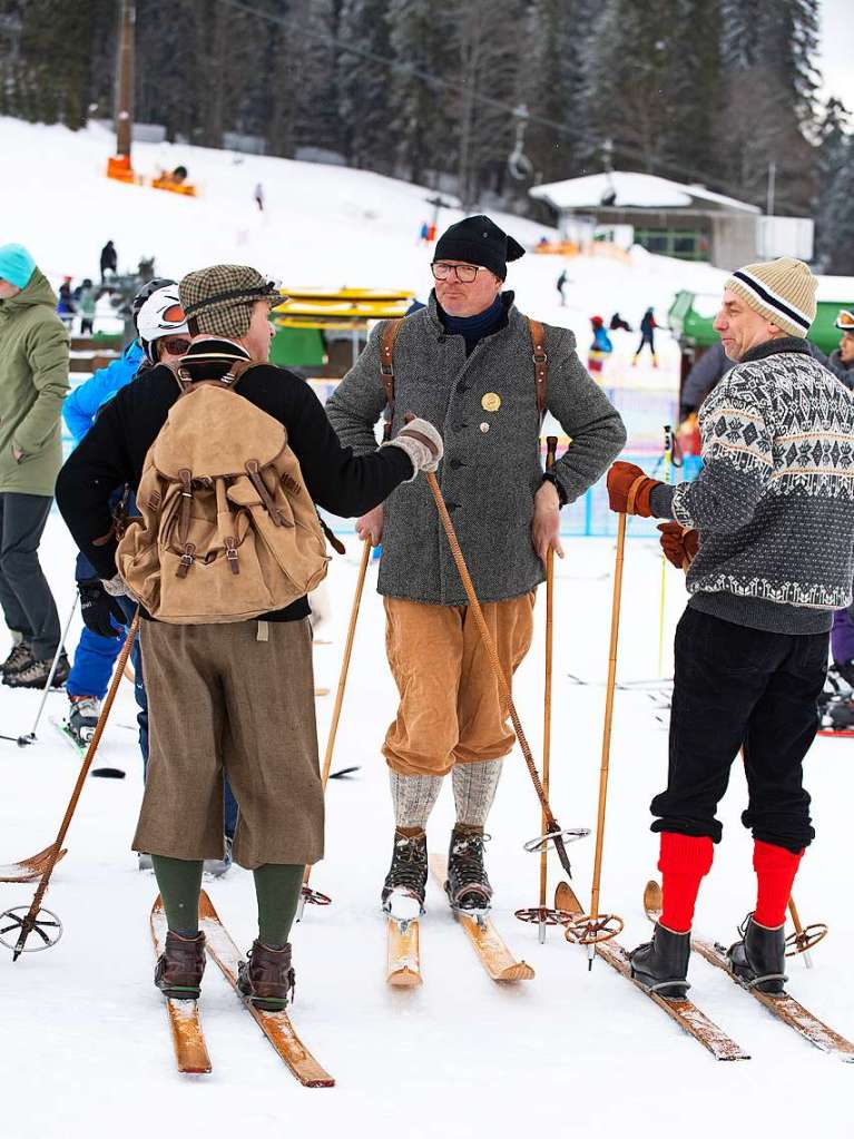 Historische Kleidung und traditionelle Holzskier: Am Samstag kamen historische Skifahrer aus Nah und Fern an den Feldberg, um alte Zeiten wieder aufleben zu lassen.