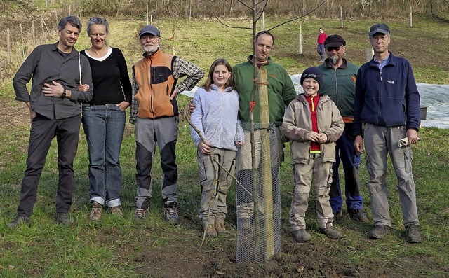 Acht fleiige Hobbygrtner sorgten daf...f Obstbume mit alten Sorten wachsen.   | Foto: Ulrich Siemann