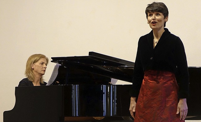 Die Haltinger Sopranistin Petra Hoffma...ier  von Julia Vogelsnger begleitet.   | Foto: Roswitha Frey