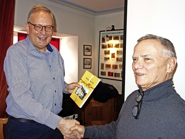 Hans Viardot  (rechts)  bedankt sich beim Referenten Uli Merkle.  | Foto: Gudrun Gehr