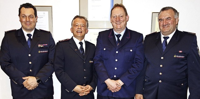 Bernd Riesterer (Zweiter von links) wu...esamtkommandant  Thorsten Hornsteiner.  | Foto: Gudrun Gehr