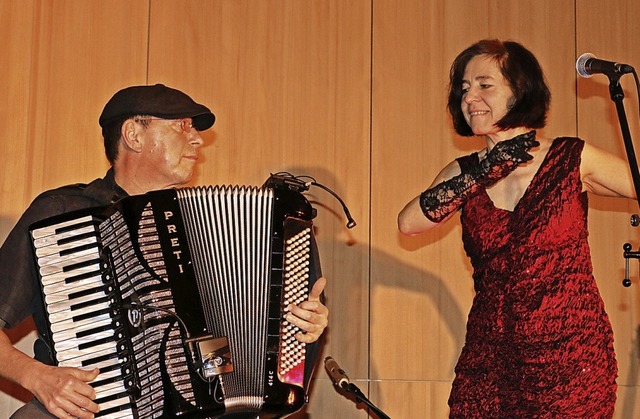 Das Duo Tavernenlieder aus Ibach verw...rauentag mit Chansons aus aller Welt.   | Foto:  