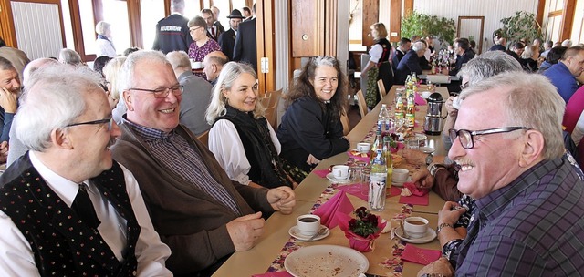 Eine Abordnung des Schtzen- und Heima... Brgermeister Thomas Kaiser (links).   | Foto: Cornelia Liebwein