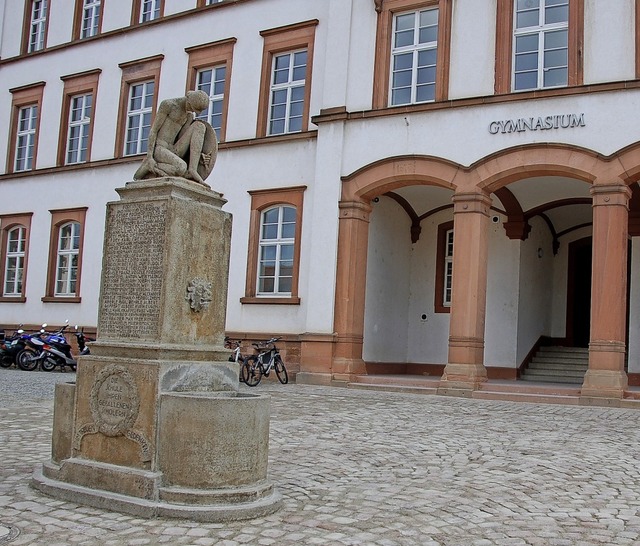 Das Stdtische Gymnasium bleibt wegen ...Schlern bis auf Weiteres geschlossen.  | Foto: Jule Kiss