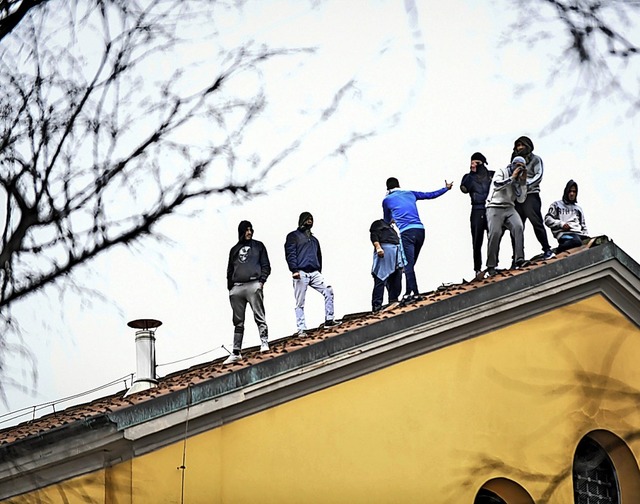 Hftlinge auf dem Dach eines Gefngnisses in Mailand  | Foto: Claudio Furlan (dpa)