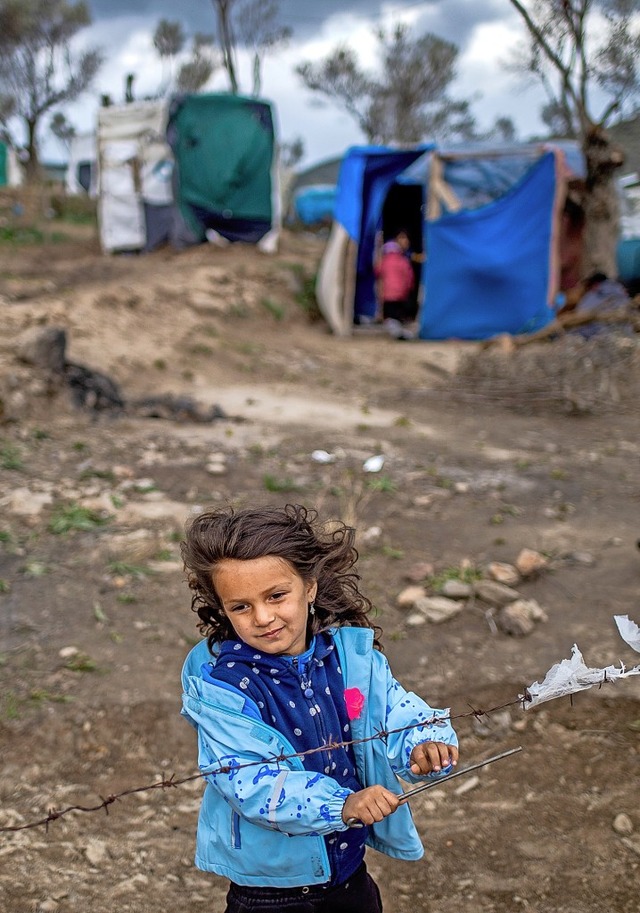 Ein kleines Mdchen steht am Stacheldr...mps fr Migranten in Moria auf Lesbos.  | Foto: Angelos Tzortzinis