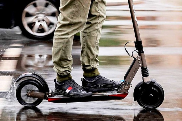Wenn die E-Scooter nicht fahren, solle... will Verleiher in die Pflicht nehmen.  | Foto: Christoph Soeder (dpa)