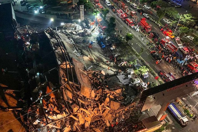 Die Unglcksstelle in Quanzhou von oben, aufgenommen am Tag nach dem Einsturz.  | Foto: STR (AFP)