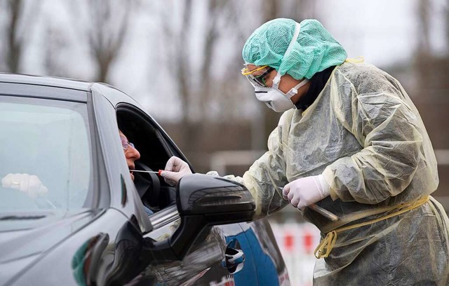 Ein Drive-In-Testangebot in Esslingen:...ein Freiburger Corona-Abstrichzentrum.  | Foto: Marijan Murat (dpa)