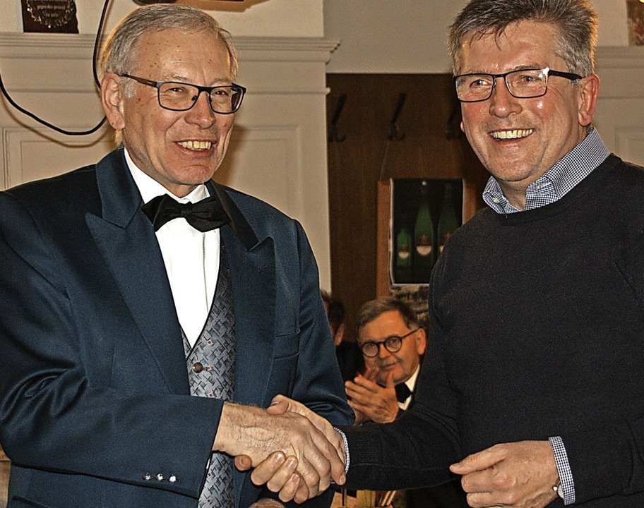Lorenz Gretzmeier (links) erhielt die ...d Urkunde von Willi Ritter überreicht.  | Foto: Christiane Franz