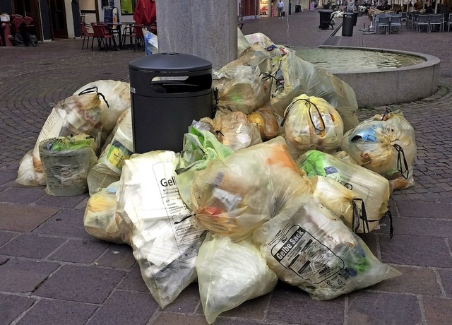 Gelbe Scke auf  der Kaiserstrae in W...ratsamt eigentlich gar nicht hinein.    | Foto: Schlichter, Juliane