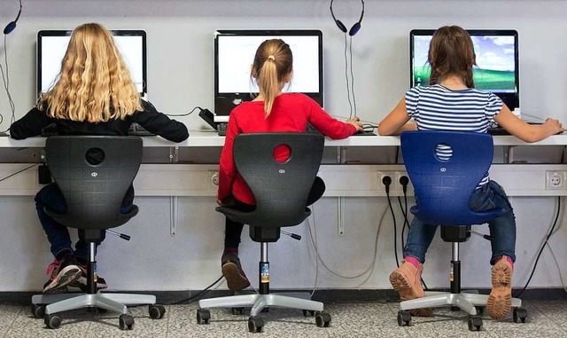 Die Ausstattung mit digitalen Gerten ...infelder Schulen sehr unterschiedlich.  | Foto: Friso Gentsch (dpa)