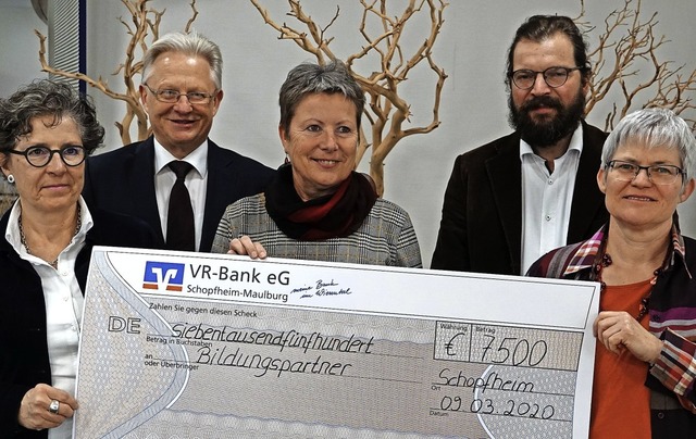 Die Bildungspartner mit dem Scheck: (v...Timo Weber und  Renate Metzler (MORZ).  | Foto: Hans-Jrgen Hege