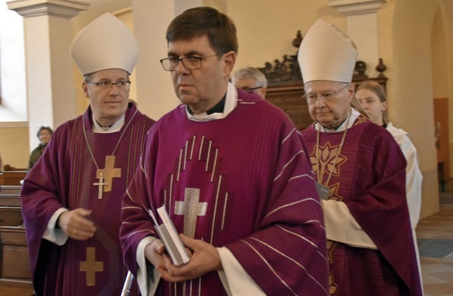 Sie gaben Pfarrer Hansjrg Klinger das...r frhere  Erzbischof Robert Zollitsch  | Foto: Barbara Puppe